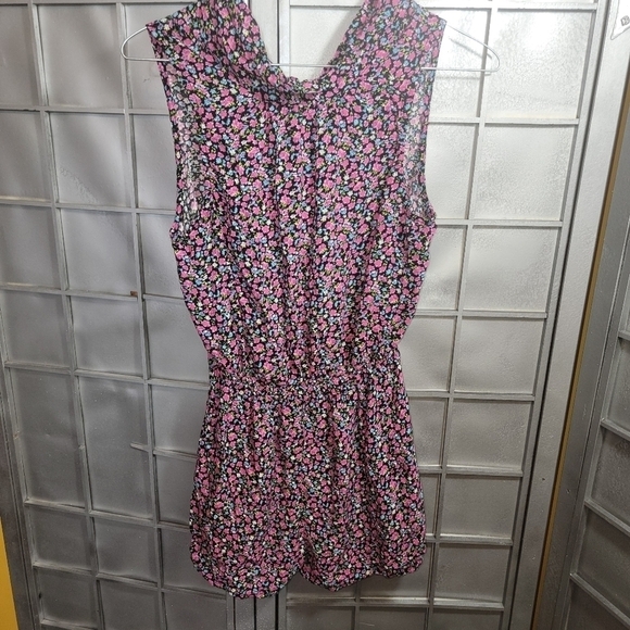 Forever 21 small Jumper shorts outfit. Romper  Black with floral. - Picture 1 of 11